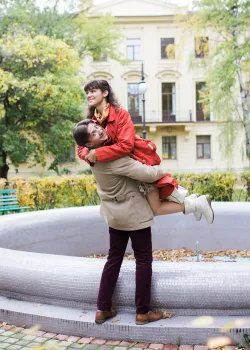 Портрет женщины в красном (2016)